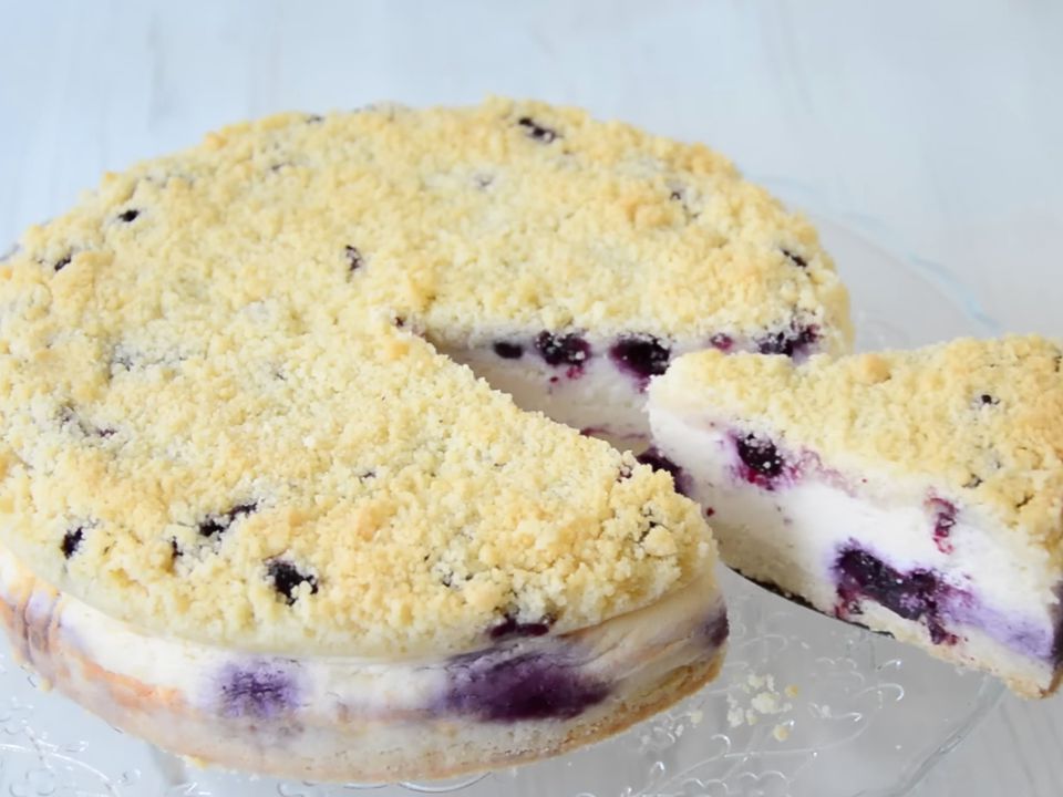 Захоплююся простотою приготування цього розкішного пирога — королівська ватрушка з вишнею. Якщо ви любите сир і вам подобається вишня у випічці, то однозначно рекомендую спробувати приготувати такий пиріг.