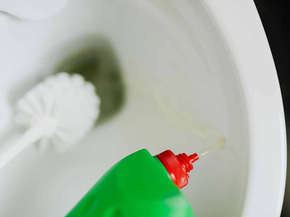 Як повернути унітазу білизну без дорогих засобів: перевірені способи від вапна, іржі та каменю. Секрети сяючої чистоти.