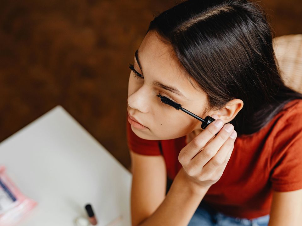 Секрети ідеальних вій: як одна туш може зробити погляд виразнішим, а очі — більшими та глибшими. Що робити з короткими або рідкими віями. Як уникнути «очей панди»?