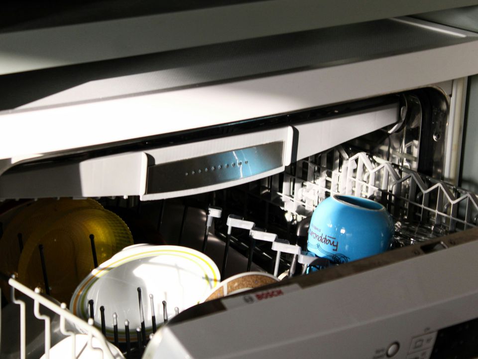 Посудомийна машина: факти та міфи, які потрібно знати. Багато стереотипів про її роботу давно застаріли.