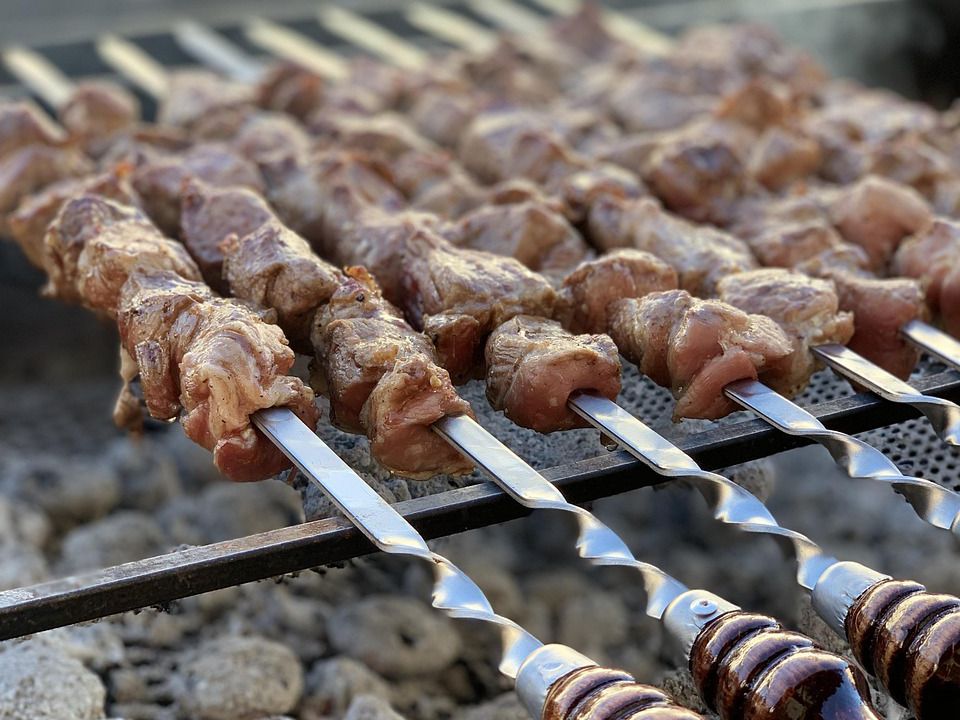 "Посібник з приготування шашлику": Помилки та важливі питання під час приготування. Про помилки, яких ми припускаємося біля мангала які перетворюють шашлик на неїстівне сухе щось.