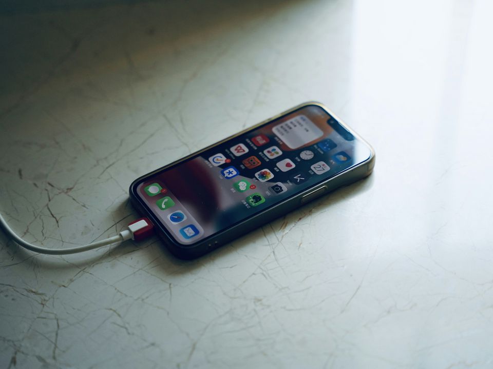 Чи псує швидке заряджання акумулятор телефона?. Як заряджати смартфон дбайливо.