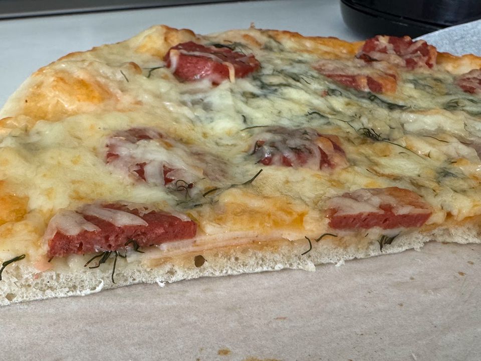 Чому ваша піца сира всередині: помилки, які можуть зіпсувати страву. Ця поширена проблема псує враження навіть від найсмачнішої піци і змушує звинувачувати духовку. Проте причина часто криється зовсім в іншому.