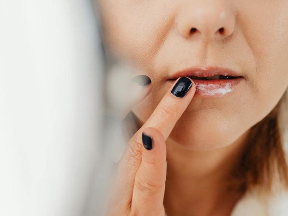 Чому ваші бальзам і крем сушать губи й руки — і як обрати ті, що врятують. Щоосені та щозими багато з нас стикаються з однією й тією ж проблемою: незважаючи на постійне використання бальзаму для губ і крему для рук, шкіра стає тільки сухішою, а на губах з'являються тріщинки.