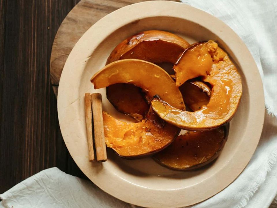 Що любить запечений гарбуз і як його запекти ідеально у духовці: 4 тонкощі. Здається, що може бути простіше, ніж запекти гарбуз? Нарізав, поклав у духовку — і чекай на смакоту. Але ж ні!