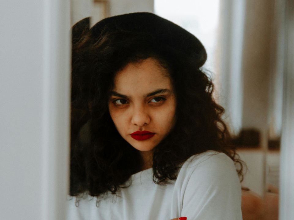 Як не дати чужій заздрості зачепити вас: розпізнати, відфільтрувати, залишити лише щирих людей. Червоні прапорці заздрості.