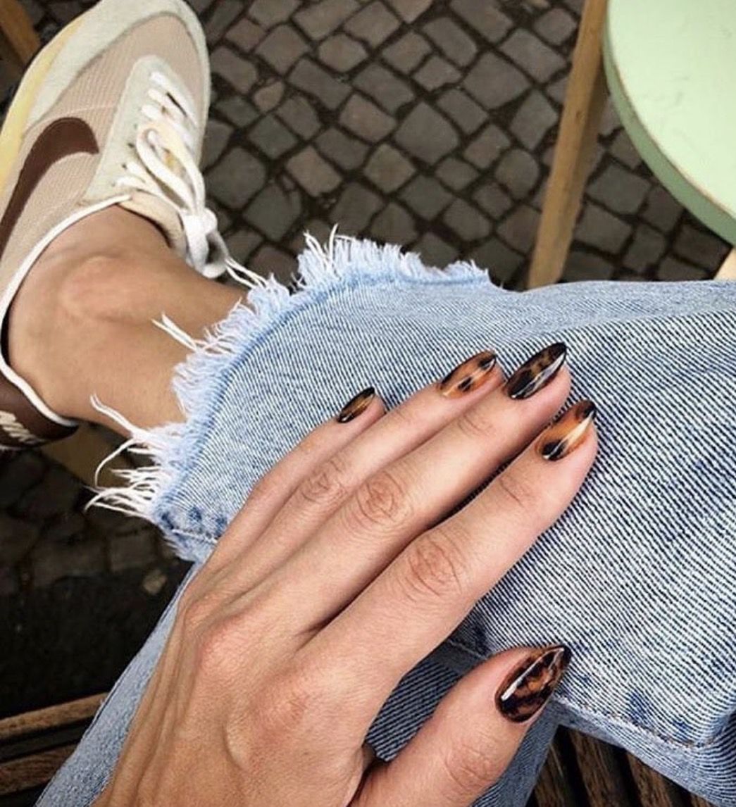 Наймодніший манікюр сезону — «черепаховий». Відтінки коричневого вже не перший рік утримують за собою звання найактуальніших в осінньо-зимовому сезоні.