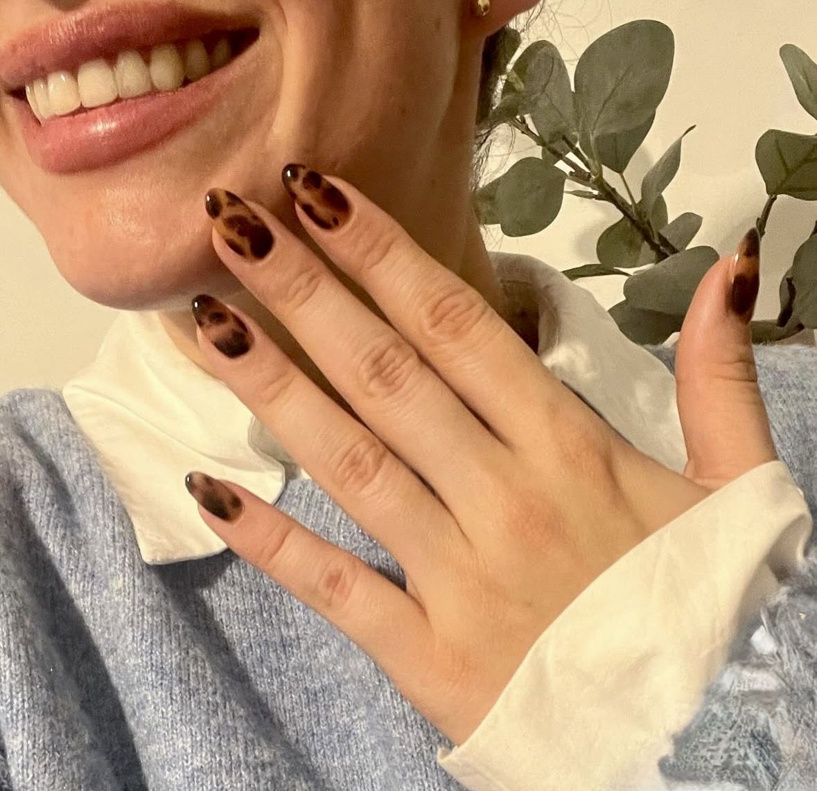 Наймодніший манікюр сезону — «черепаховий». Відтінки коричневого вже не перший рік утримують за собою звання найактуальніших в осінньо-зимовому сезоні.