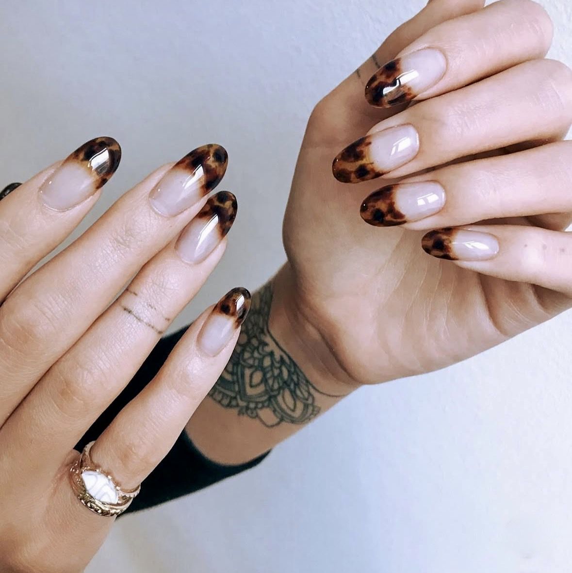 Наймодніший манікюр сезону — «черепаховий». Відтінки коричневого вже не перший рік утримують за собою звання найактуальніших в осінньо-зимовому сезоні.