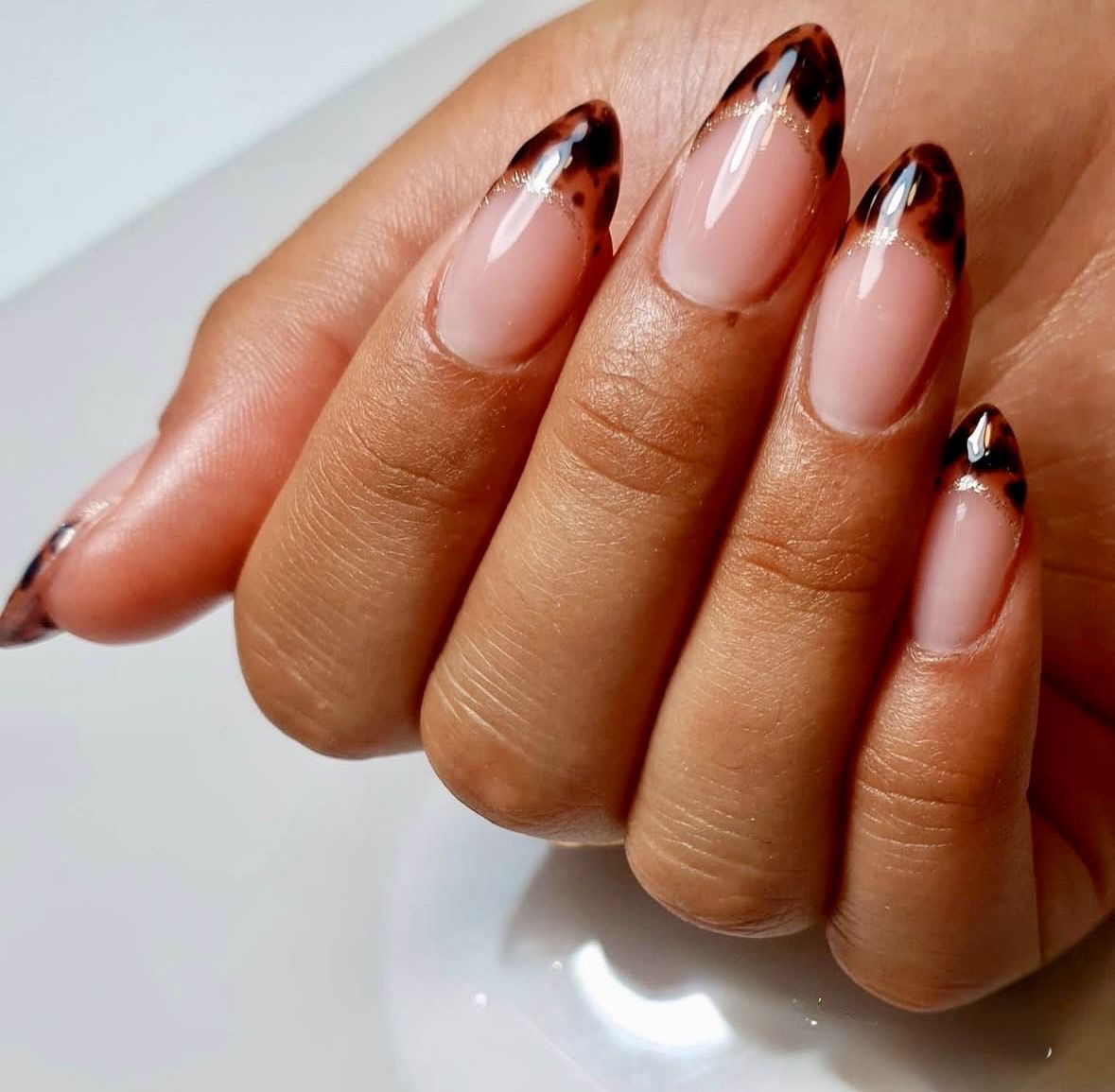 Наймодніший манікюр сезону — «черепаховий». Відтінки коричневого вже не перший рік утримують за собою звання найактуальніших в осінньо-зимовому сезоні.