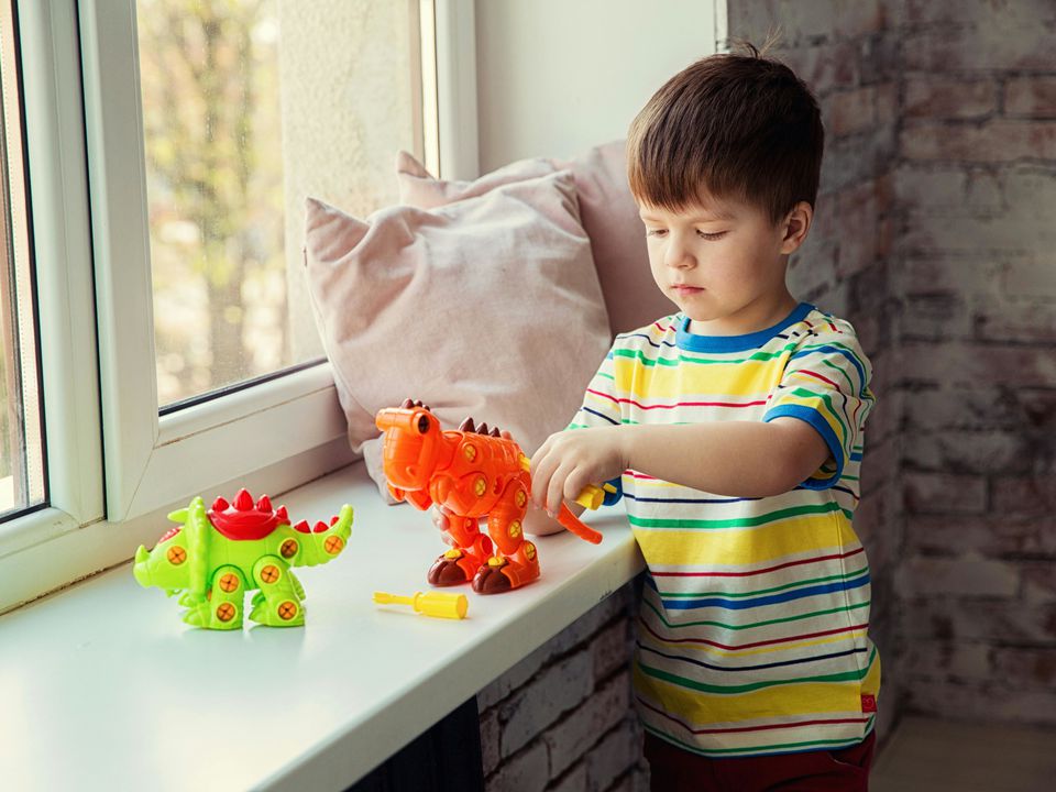 Як я відмила пластикове підвіконня без хімії: простий рецепт із господарського мила і зубної пасти. Результат, який здивував.