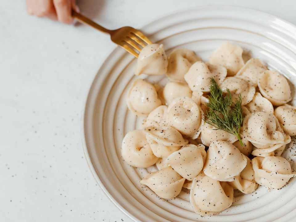 7 помилок, через пельмені рвуться, злипаються й стають несмачними. Поширені помилки.