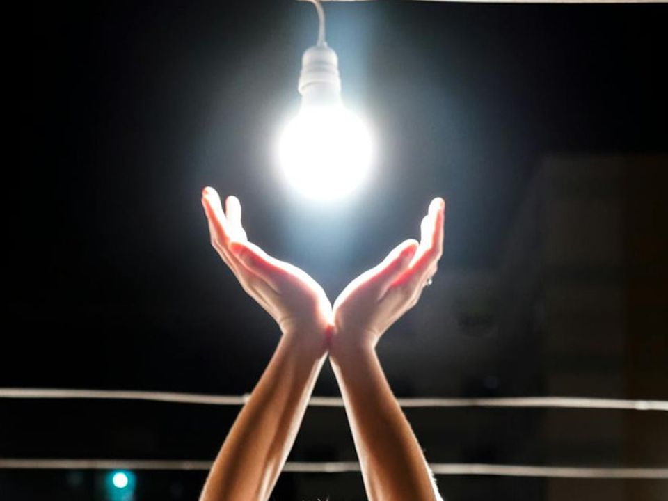 Слово-руйнівник, від якого потрібно позбутися, якщо хочеш поваги, твердої землі під ногами та руху вперед. Усі ми – частинка величезного руху життя. І водночас – кожен сам по собі.