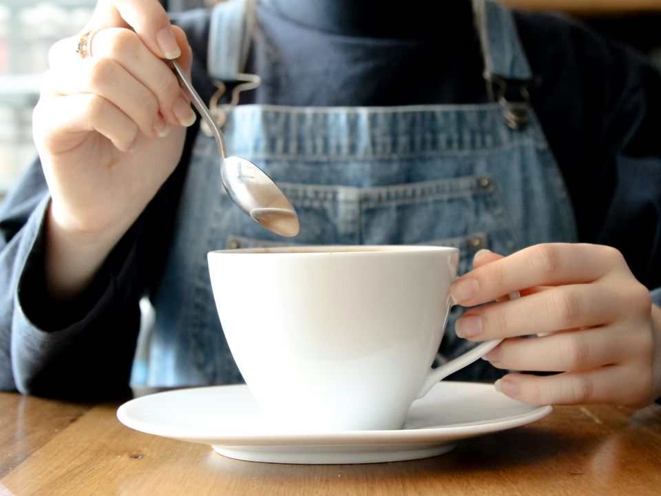 Вчені визначили найбільш корисний баланс кави та чаю на день. Звичка, що може подовжити життя.