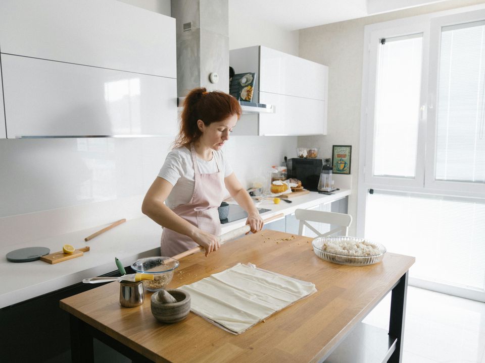 Як побут вбиває щасливу жінку, дружину, маму. Втома, яка не минає навіть після сну. Відчуття, що ви намагаєтеся втримати в руках десяток скляних куль: робота, дім, діти, чоловік, ідеальна зовнішність...