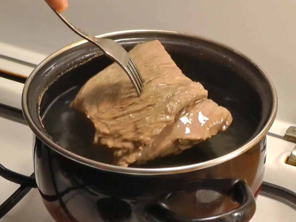 Не знаючи цих правил, недосвідчені господині можуть зіпсувати навіть найкращу яловичину при варінні. Поради, як зварити найсоковитіше та найсмачніше м'ясо.