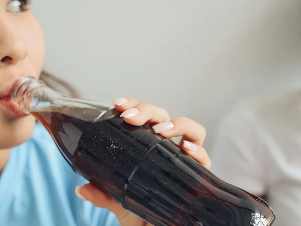 Що станеться з організмом, якщо постійно пити солодку газировку. Навіть дві склянки солодкого напою на день відразу підвищують ризик інфаркту, цукрового діабету та раку.