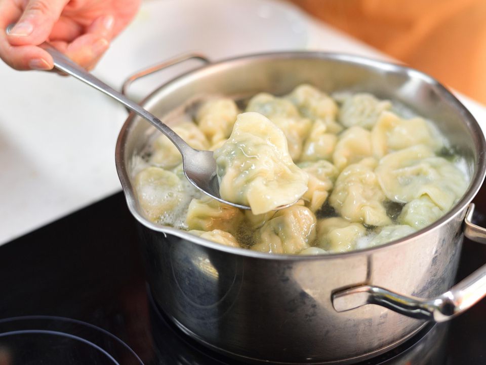 Як один лавровий лист може змінити смак пельменів. Коли потрібно класти лавровий лист у пельмені: до кипіння чи після?