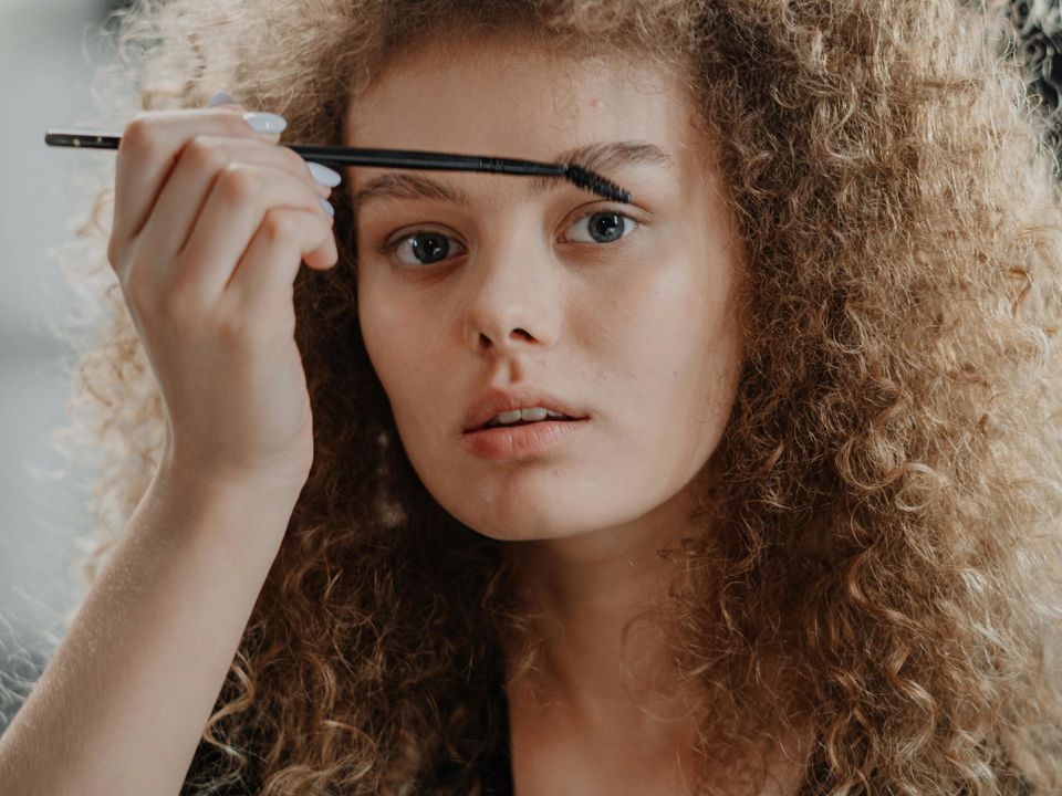 Як повернути бровам густоту після «ниточок»: поради, терпіння і трохи чарівної олії. Геть пінцет — і жодних «ще трошки».