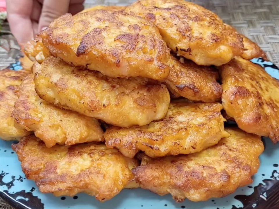 Готую гору смачних економних котлет з одного філе та простих продуктів. Останнім часом я все більше схиляюся до думки, що пора згадувати економні рецепти.