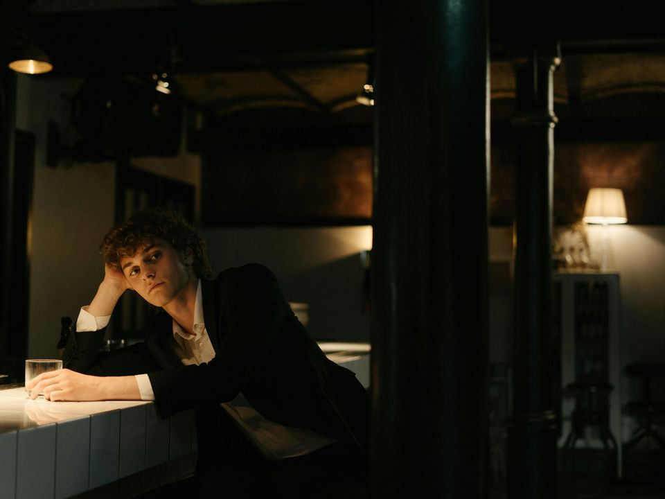 Як зрозуміти, що колишній сумує, якщо ви не спілкуєтесь?. Розставання визнано однією з найважчих психоемоційних травм, нарівні з втратою близької людини та зіткненням з реальністю.