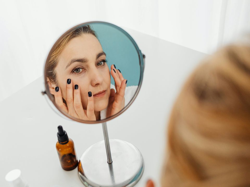 Які компоненти в кремах реально омолоджують шкіру і допомагають довше зберігати її пружність та гладкість. Як вибрати ефективний антиейдж-крем.