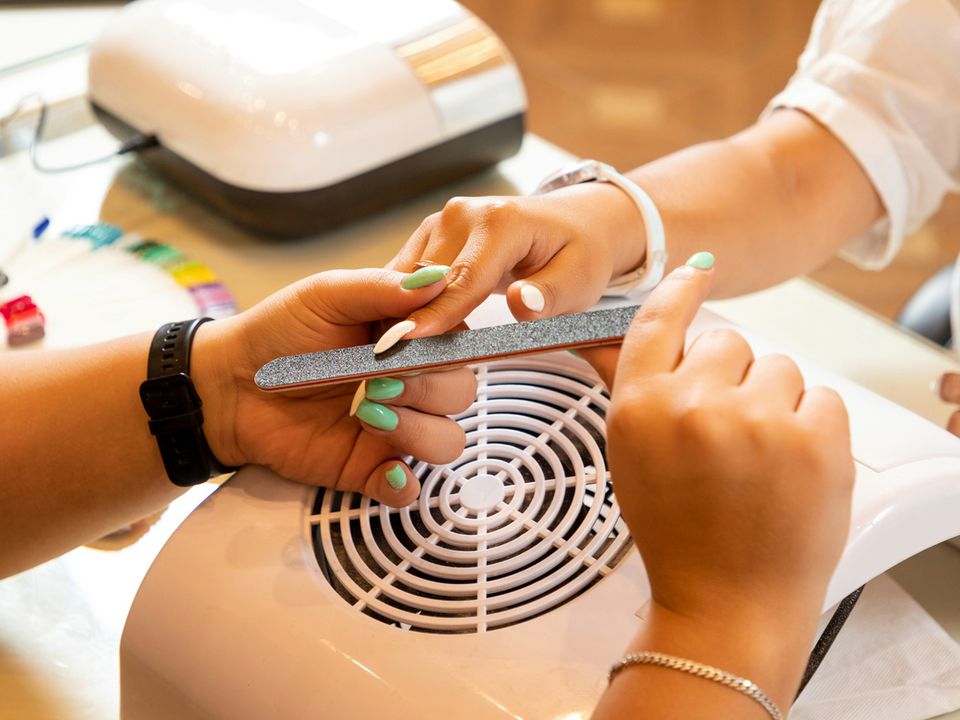 Чому я втекла від свого майстра манікюру. Де межа між дружньою розмовою і токсичністю.