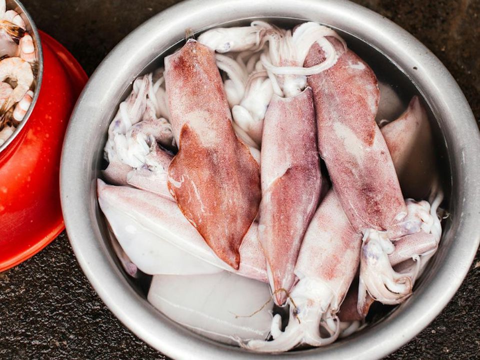 Перевірила швидкий і легкий спосіб чищення кальмара, який прочитала на етикетці. Любите ніжне м'ясо кальмара, але одна думка про його чищення псує весь апетит?