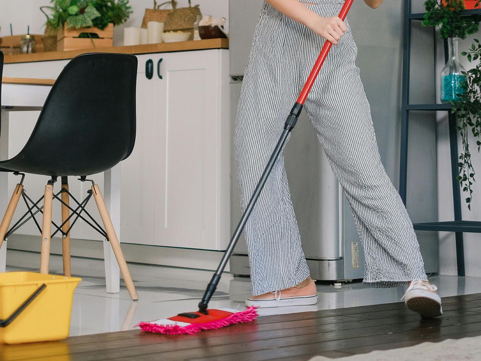 Чому ваша підлога досі не сяє: головні помилки під час миття шваброю. Прості правила миття, що кардинально поліпшать ваші результати.