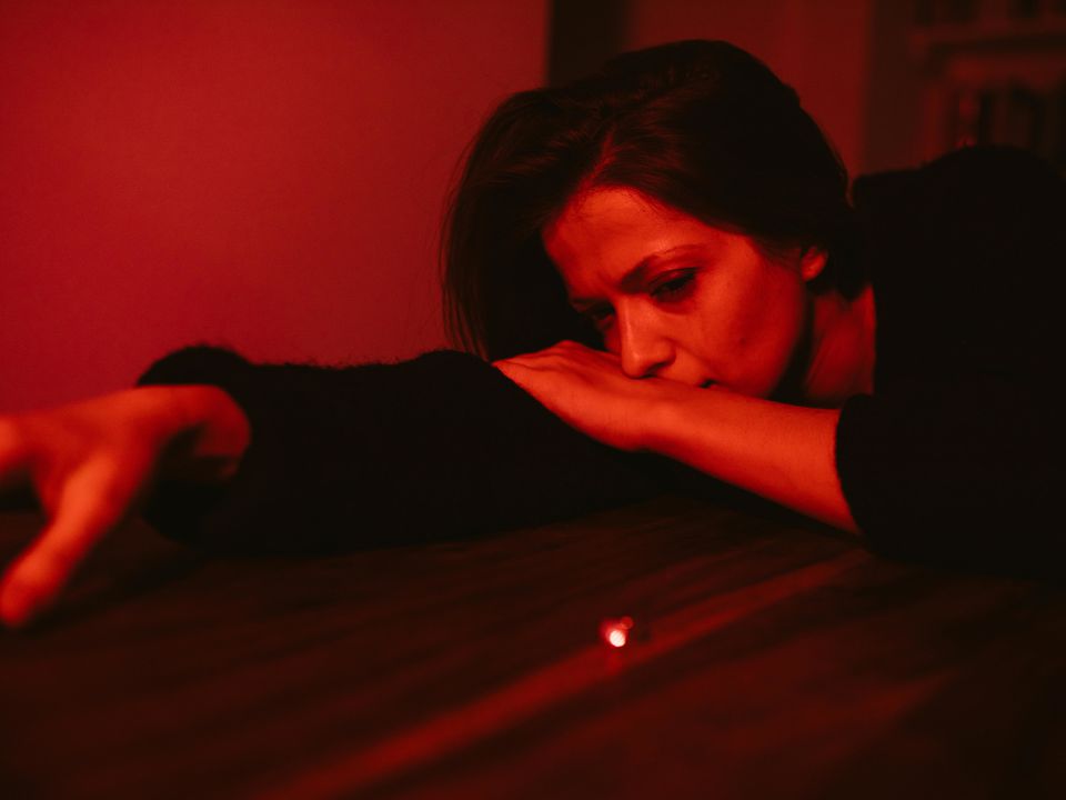 Чому нам важко розлучатися з людиною, яку вже не любиш. Розлучатися завжди важко. Факт.