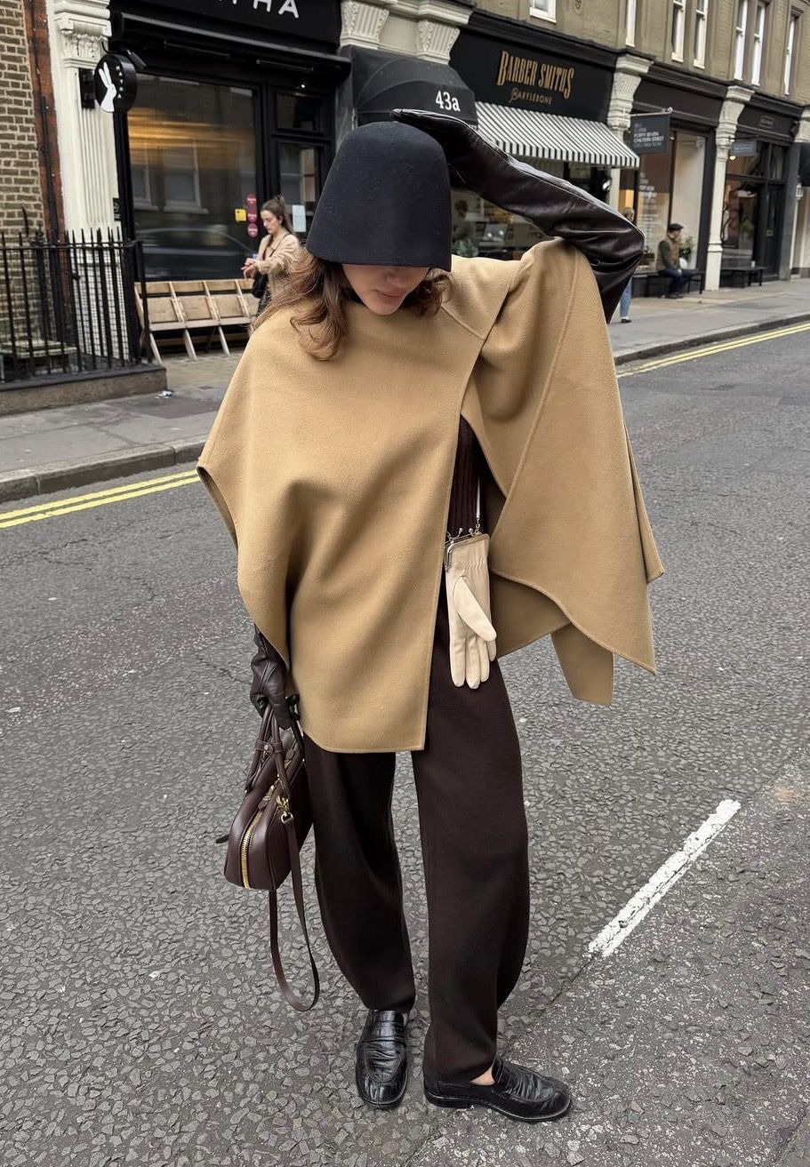 Що таке капелюхи-клош і чому вони знову в тренді. З настанням холодів зазвичай ми дістаємо перевірені шапки-біні та затишні берети.