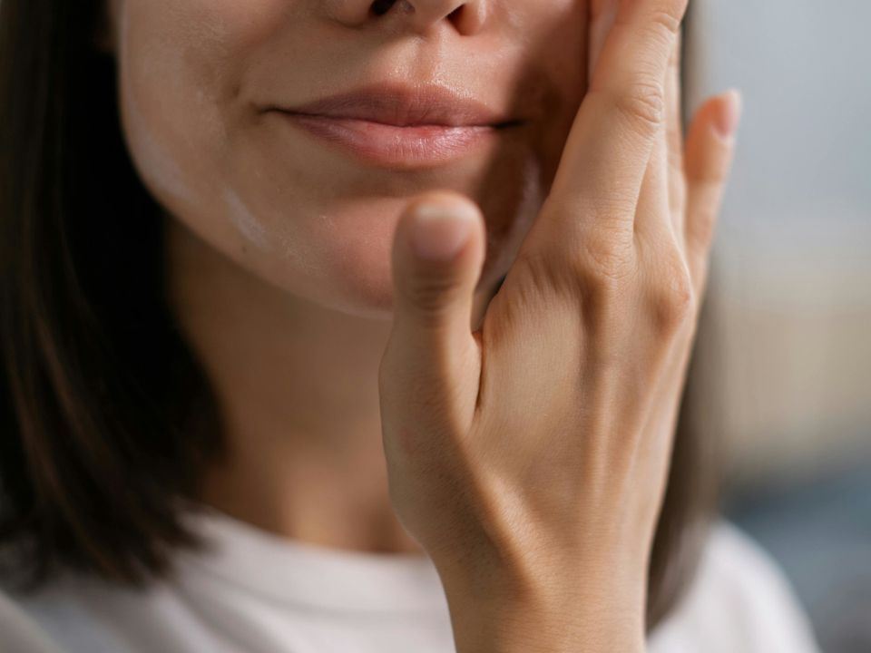 Косметика без ілюзій: чому різниця між дешевим і дорогим кремом менша, ніж здається. Що реально роблять креми.