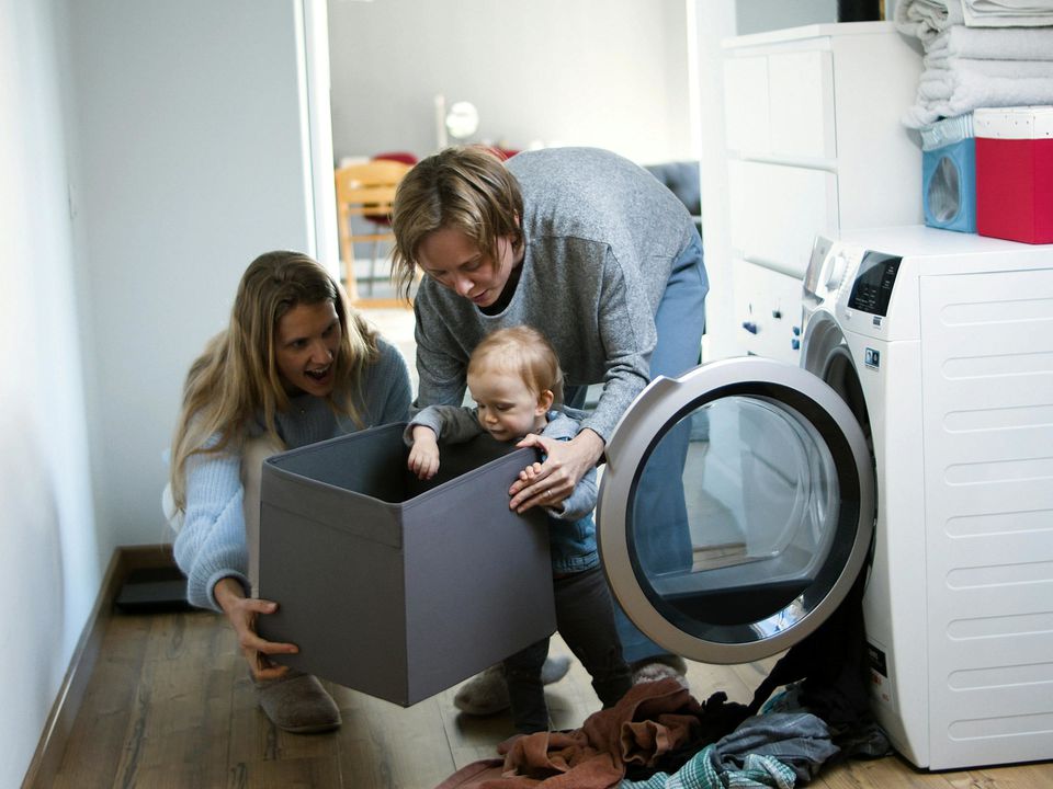 Що можна прати разом, а що ні: докладний гід зі сортування, режимів і правильних температур для одягу. Як правильно визначити групи речей перед завантаженням.