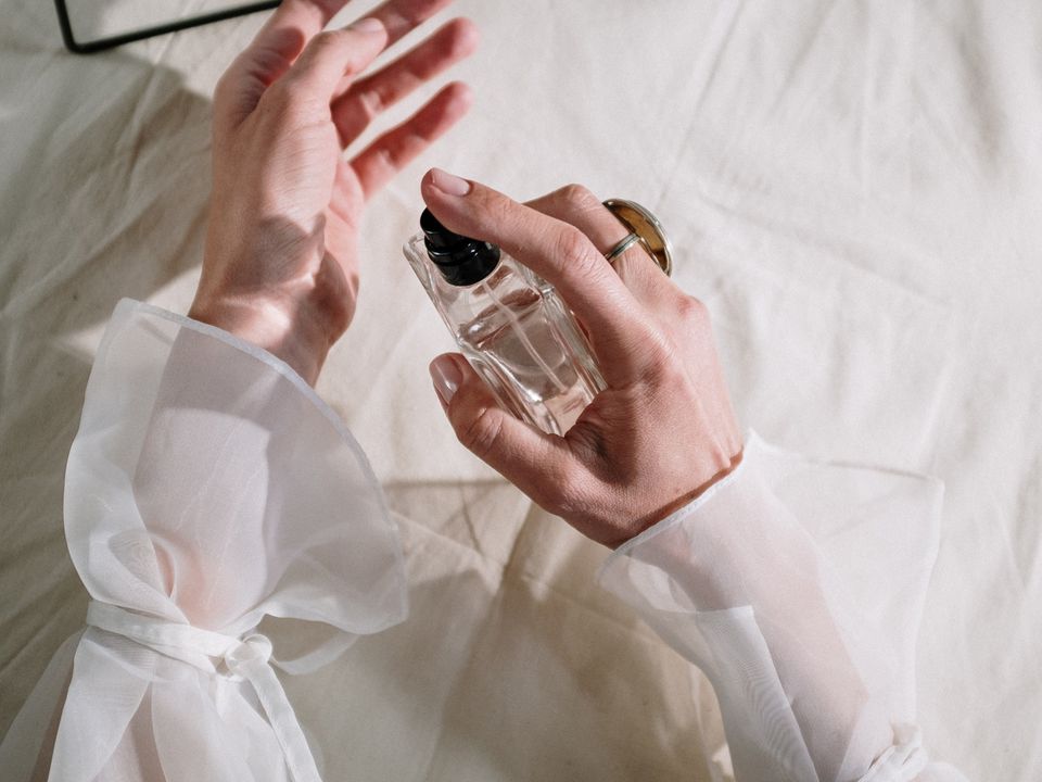 5 секретів стійкості парфумів, які завжди працюють. Чому одні парфуми живуть на шкірі до вечора, а інші зникають через годину?