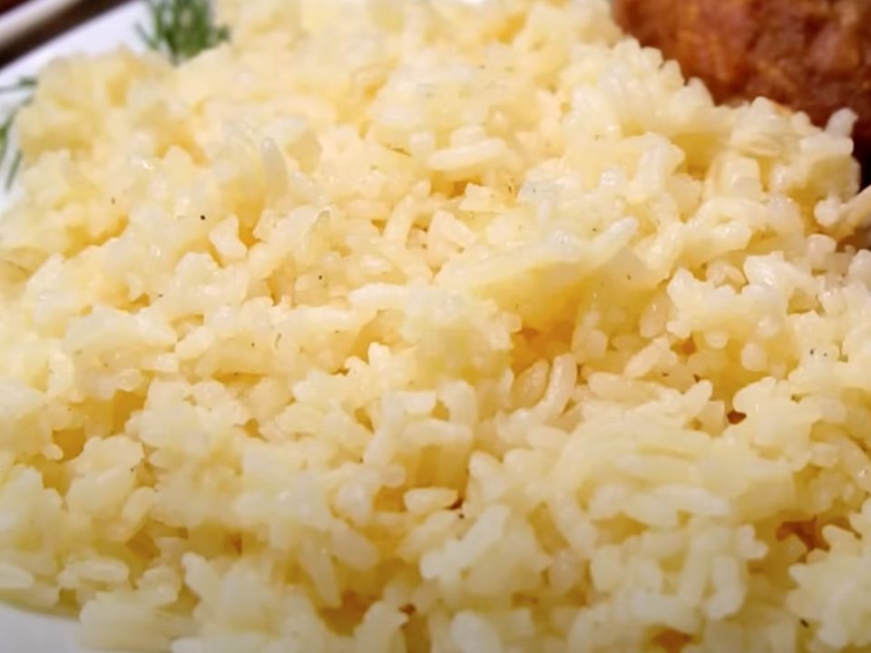 Рис на гарнір: за цим рецептом навіть найдешевший рис виходить розсипчастим. Спробуйте, і ви переконаєтеся, що навіть найдешевша крупа може перетворитися на справжню смакоту.