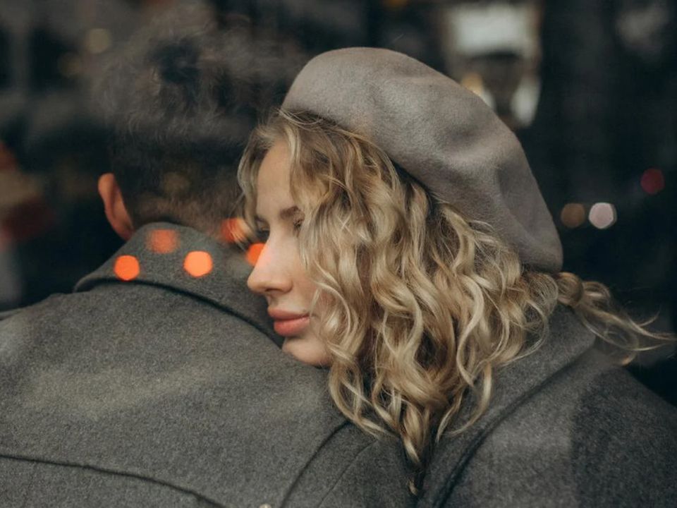 4 знаки зодіаку, які часто закохуються в емоційно недоступних. Він знову не відповів на повідомлення? Вона знову «зайнята»? Вітаємо — ви закохалися в недоторку!