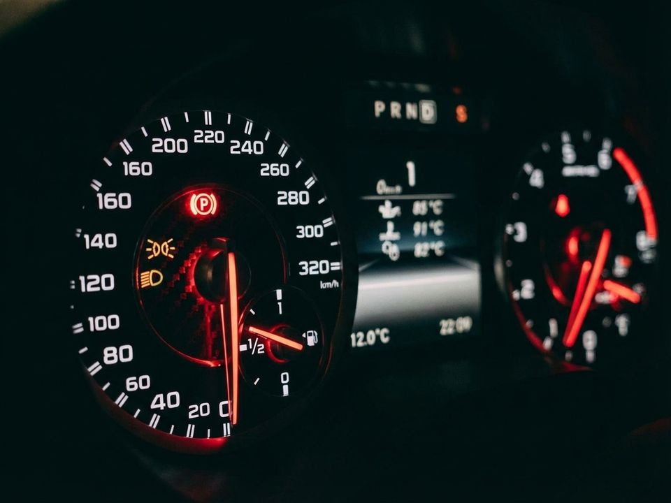 Чого насправді боятися, коли на приладовій панелі несподівано спалахує значок "ручника". Що негайно треба зробити.