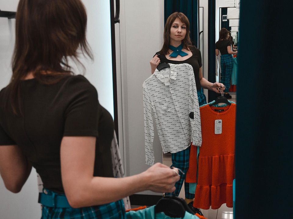 Чому вдома в дзеркалі красуня, а в примірочній — жах жахливий?. Про неправильне світло, дзеркала та самооцінку.