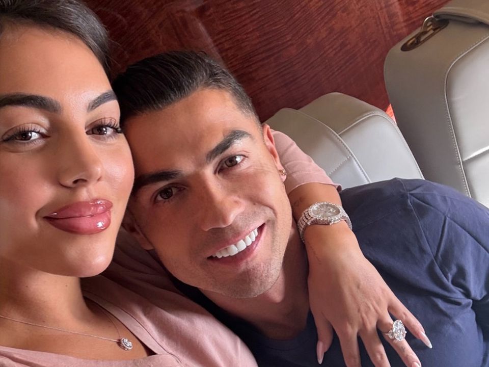 Стало відомо, де Роналду та Родрігес планують зіграти весілля: перші деталі церемонії. Кріштіану Роналду та Джорджина Родрігес визначилися з місцем, де відбудеться одна з найочікуваніших зіркових церемоній.