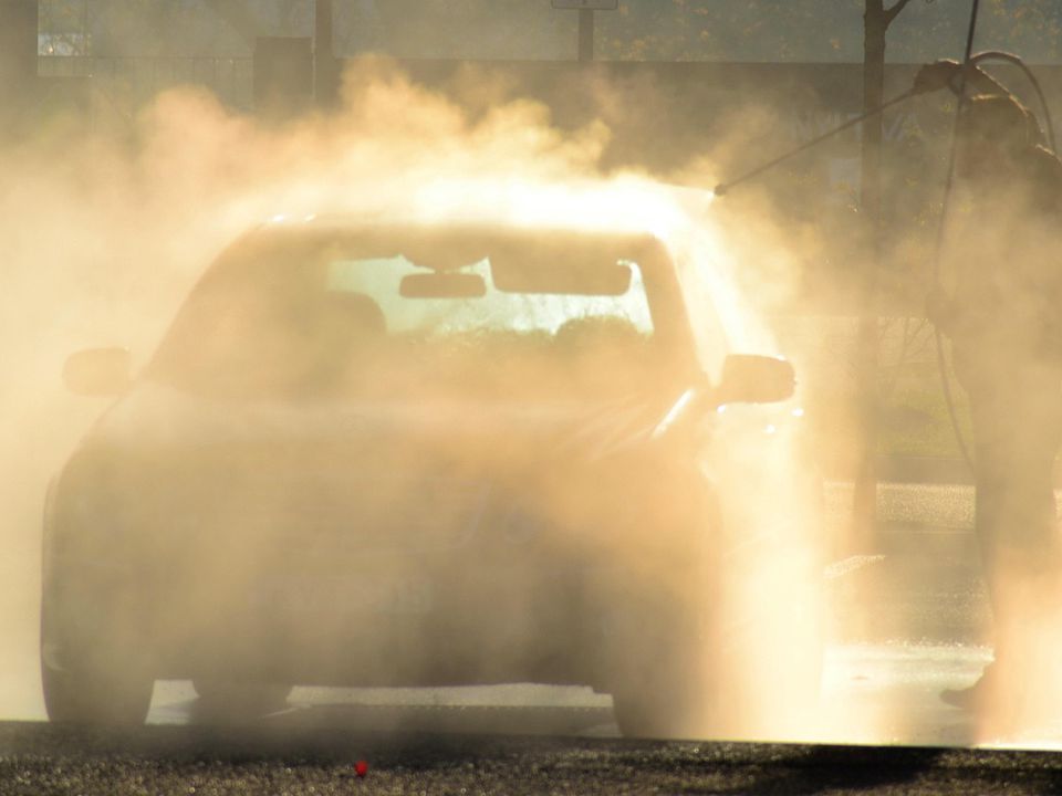 Чому машину треба мити восени навіть у сльоту. Як підготувати кузов до зими.