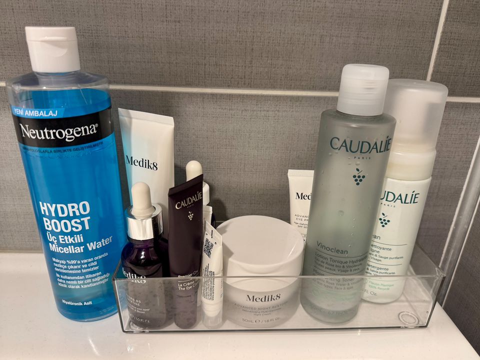 Чому міцелярна вода і тонік — це не одне й те саме. У кожного з цих засобів своя функція.