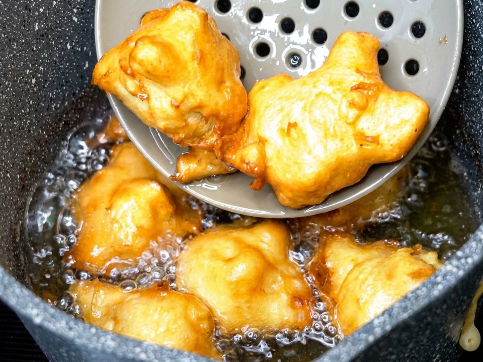 Яблучні пончики: перемішую все ложкою і на сковороду. Цей рецепт у мене із серії гості на порозі.