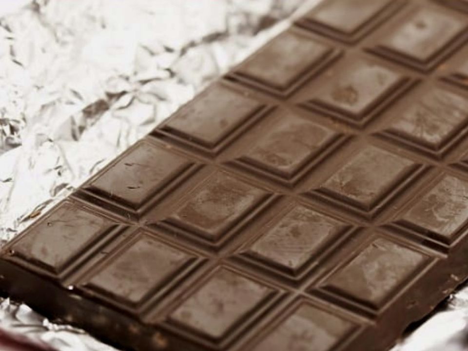 Звідки береться білий наліт на шоколаді і чи можна їсти шоколад з білим нальотом?. Питання про білий наліт на шоколаді мене реально хвилювало з самого дитинства.