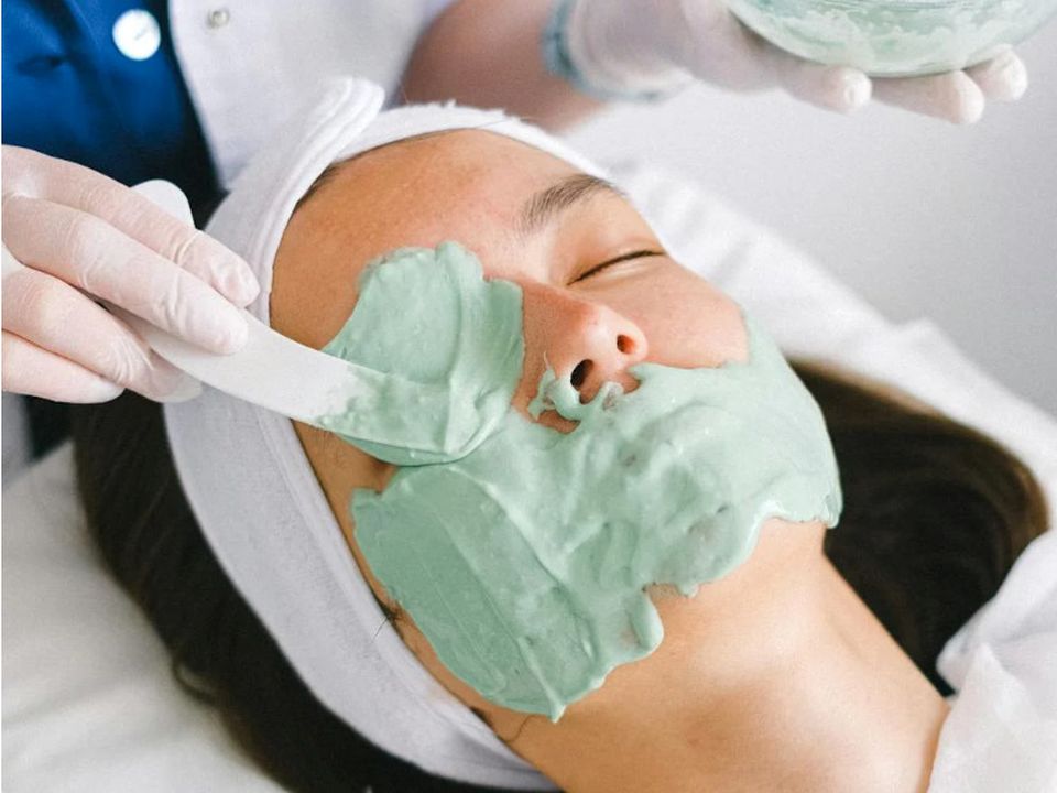 Альгінатні, гелеві, тканинні: які маски для обличчя дають вау-ефект. Процедури зі зволоження, освітлення та очищення шкіри у косметолога коштують недешево.