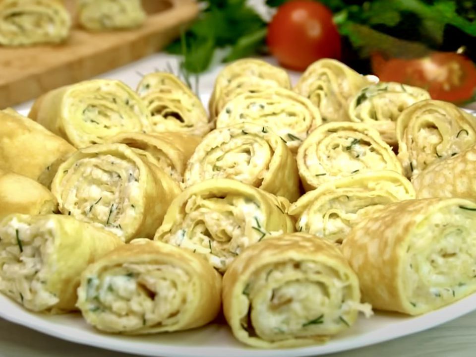 Закуска з яєчних млинців, якій я завжди знаходжу місце на святковому столі. Сьогодні хочу поділитися рецептом яєчних рулетиків з сиром.