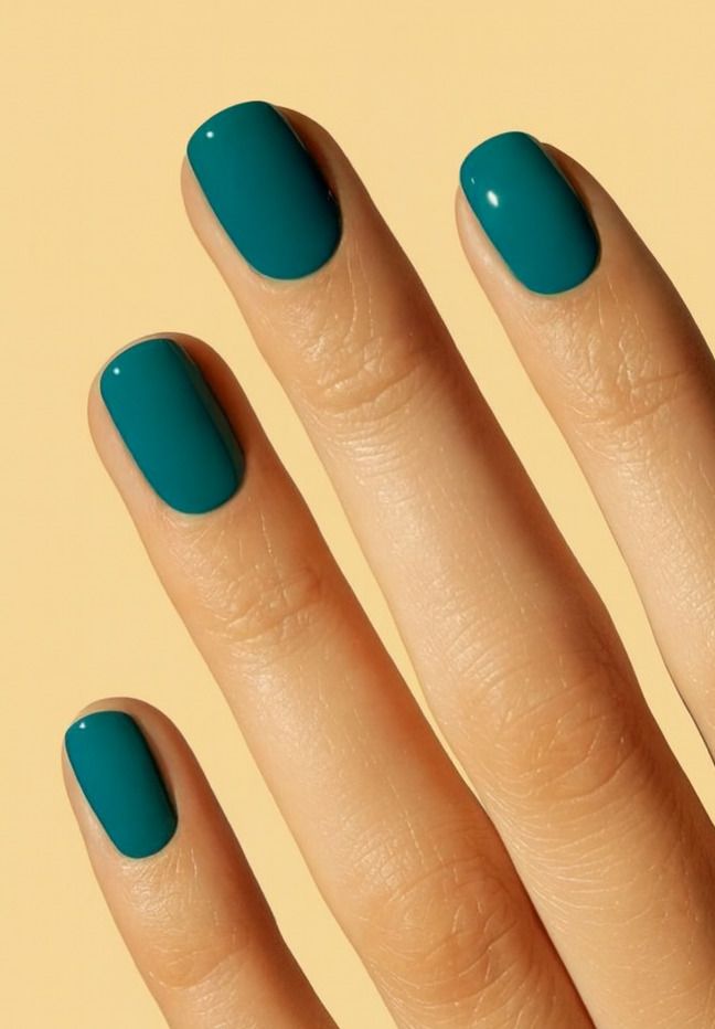 Манікюр на Новий рік 2026: головні кольори та ідеї сезону. Від яскраво-червоного до холодного зеленого — колір манікюру 2026 року втілює енергію та стриману елегантність прийдешнього року.