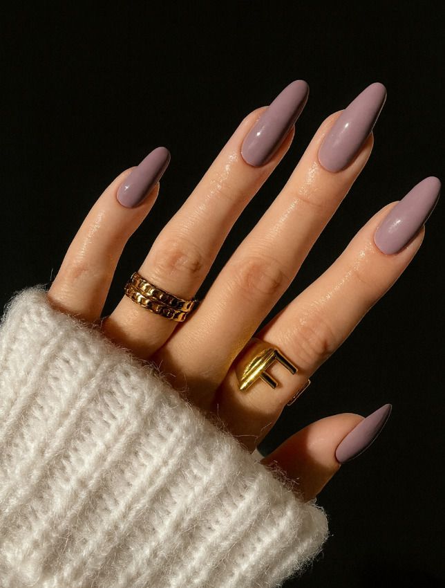 Манікюр на Новий рік 2026: головні кольори та ідеї сезону. Від яскраво-червоного до холодного зеленого — колір манікюру 2026 року втілює енергію та стриману елегантність прийдешнього року.