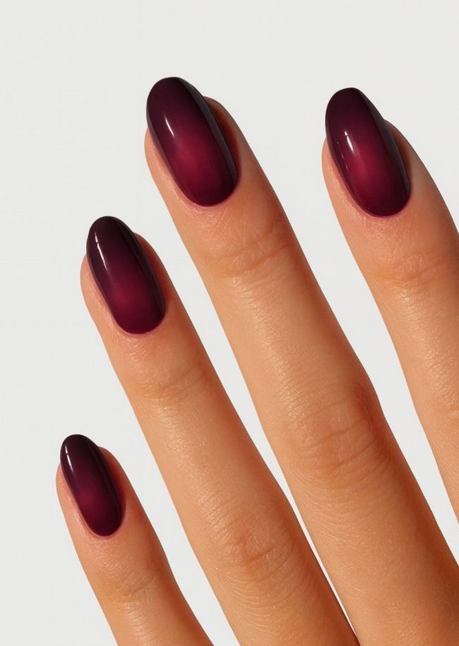 Манікюр на Новий рік 2026: головні кольори та ідеї сезону. Від яскраво-червоного до холодного зеленого — колір манікюру 2026 року втілює енергію та стриману елегантність прийдешнього року.