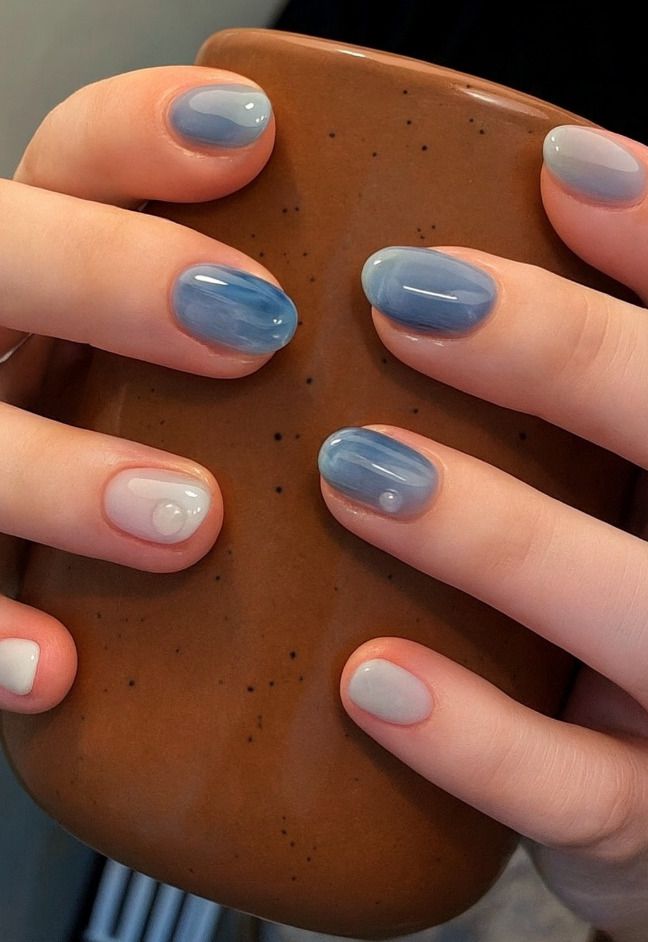 Манікюр на Новий рік 2026: головні кольори та ідеї сезону. Від яскраво-червоного до холодного зеленого — колір манікюру 2026 року втілює енергію та стриману елегантність прийдешнього року.