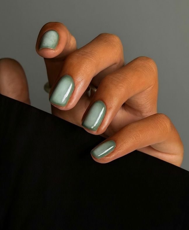 Манікюр на Новий рік 2026: головні кольори та ідеї сезону. Від яскраво-червоного до холодного зеленого — колір манікюру 2026 року втілює енергію та стриману елегантність прийдешнього року.